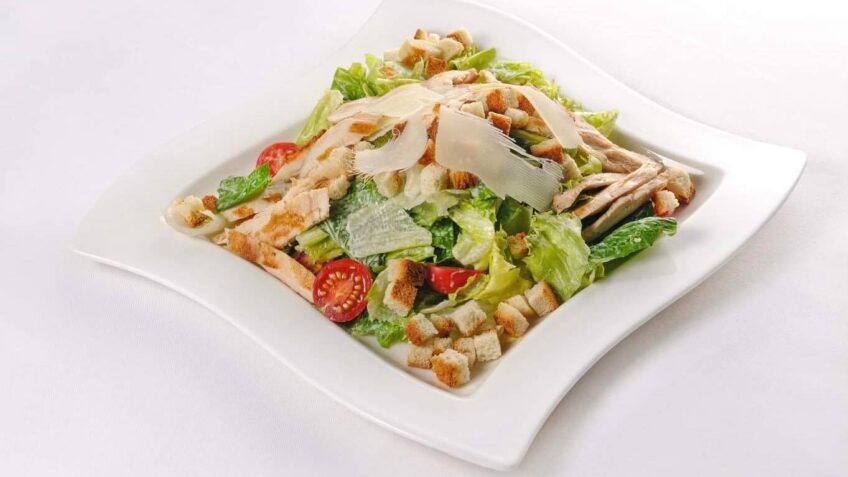 Salată Caesar se prepară foarte repede și este bogată în arome